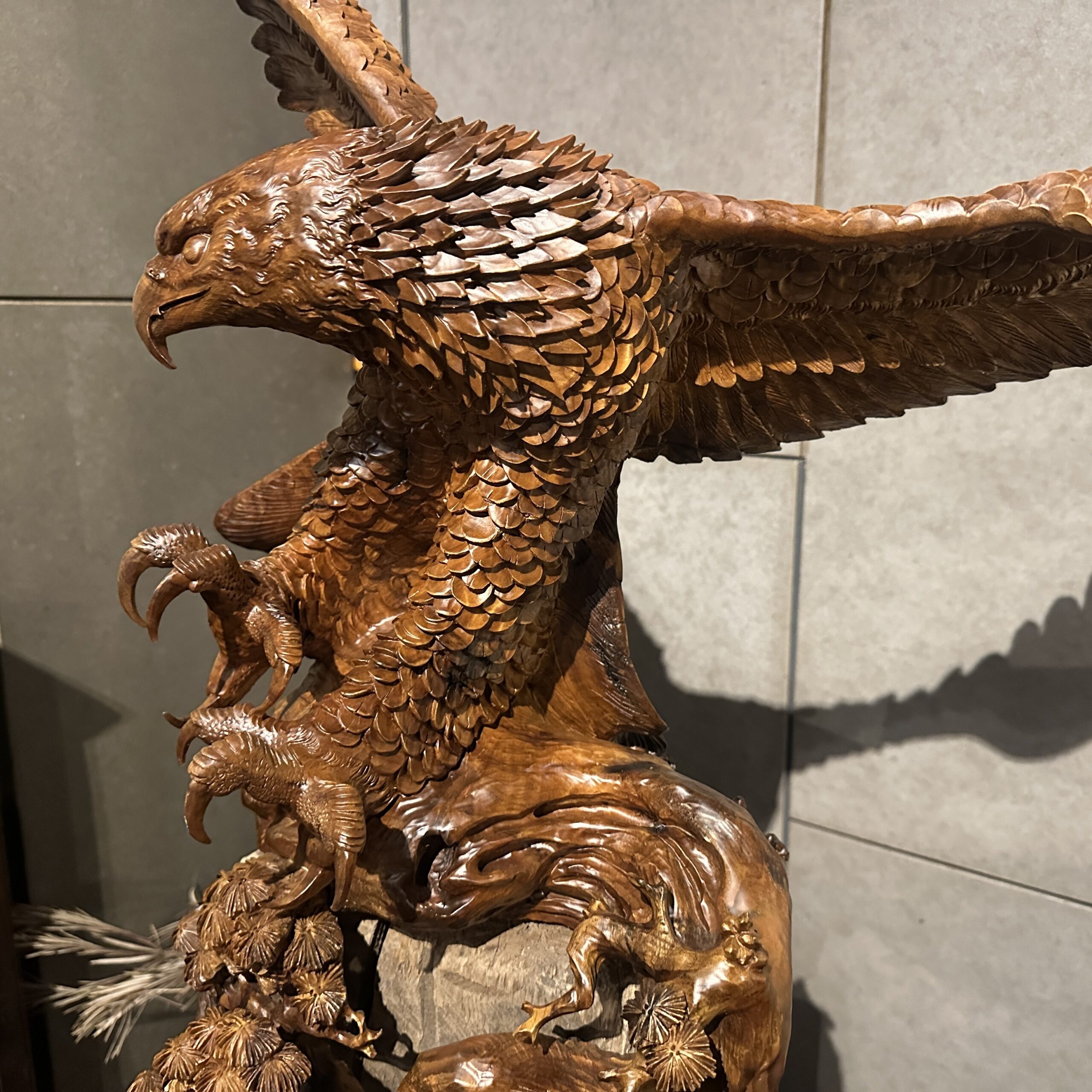 楠木雄鷹展翅絲雕