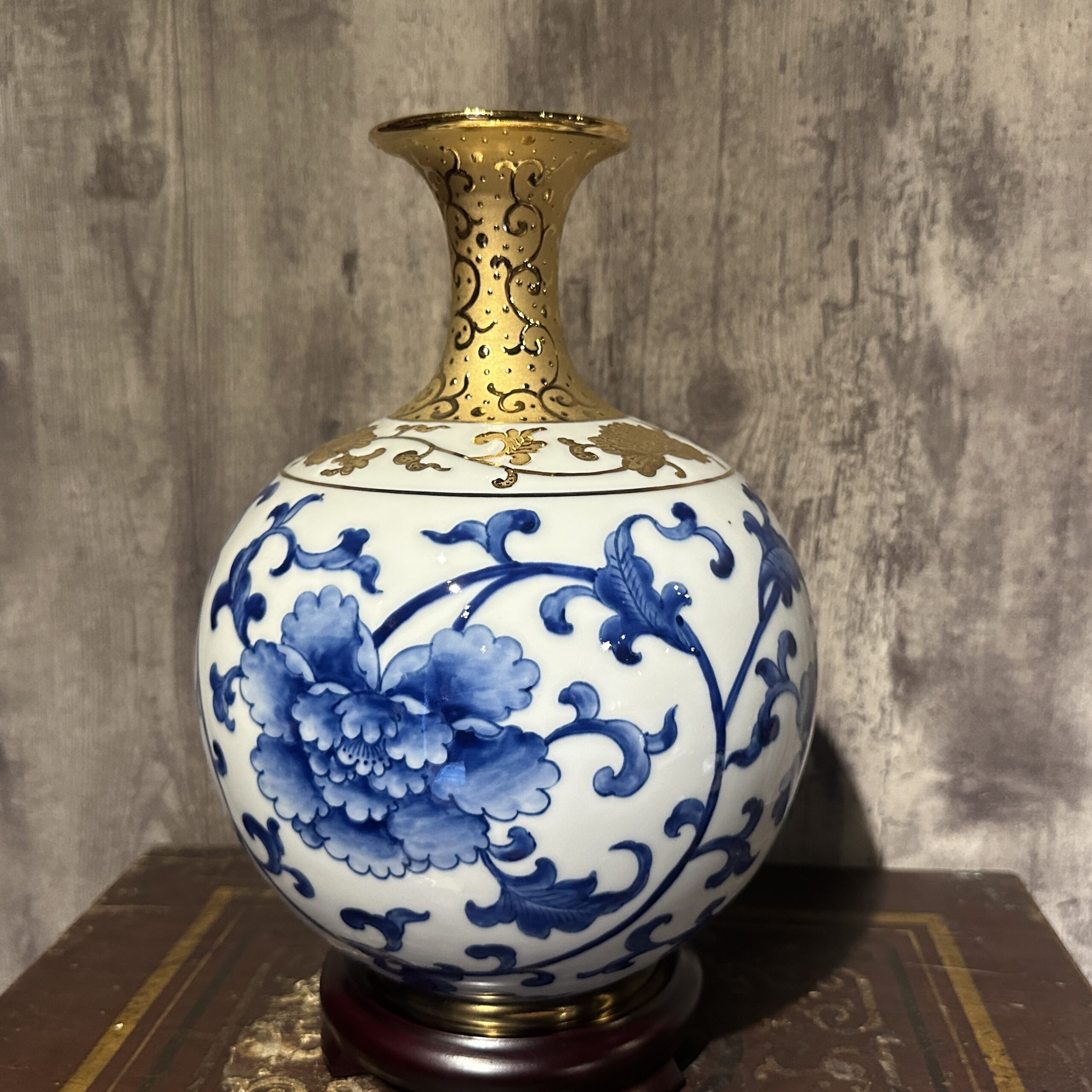 法華彩全鎏金頸青花牡丹天球瓶:圖片 2
