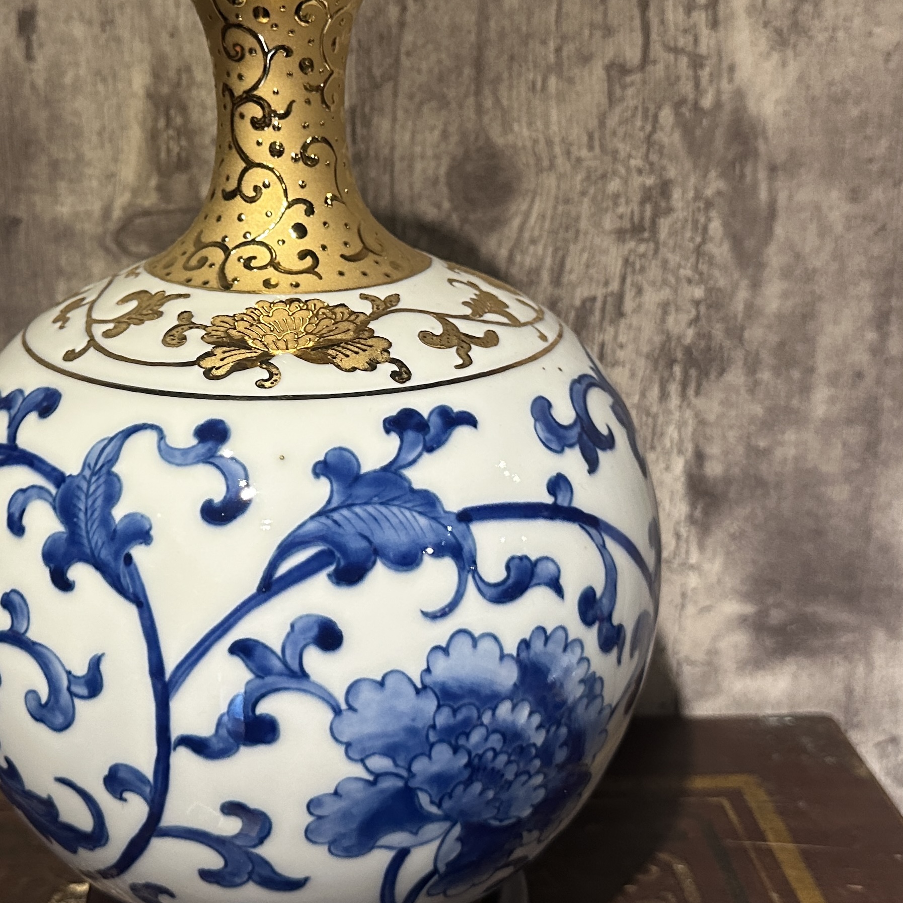 法華彩全鎏金頸青花牡丹天球瓶:圖片 3